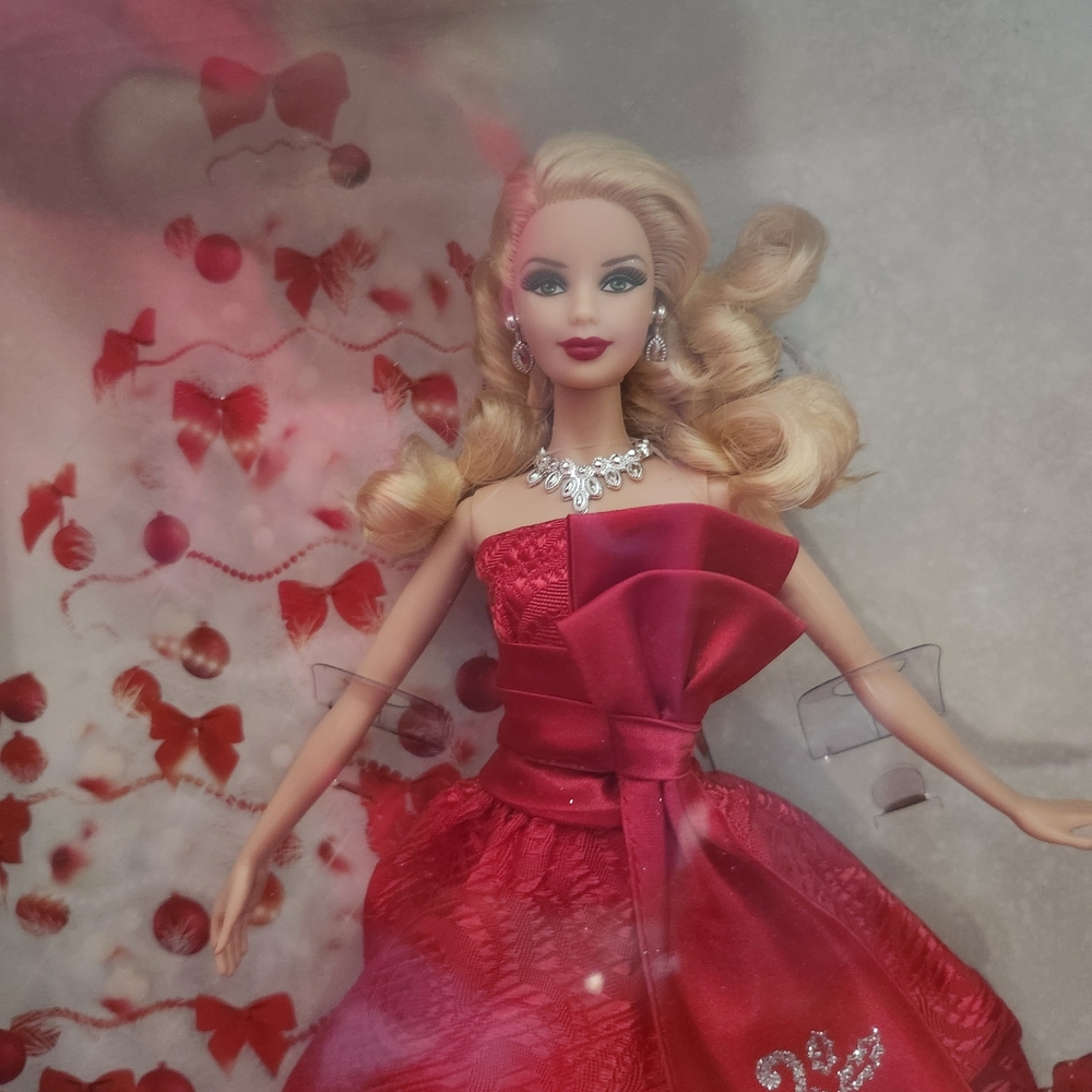 🎄✨ 2012 NRFB Holiday Barbie – Collector Edition in Red Gown By Mattel✨ Giftset - Picture 2 of 4
